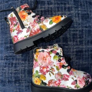 NEW - girls Floral spring Combat Boots (size 28)